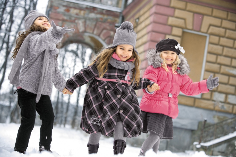 Зимой одеваться тепло. Пальто школьное Войчик. Зимняя одежда для детей. Модные дети. Весенняя верхняя одежда для детей.
